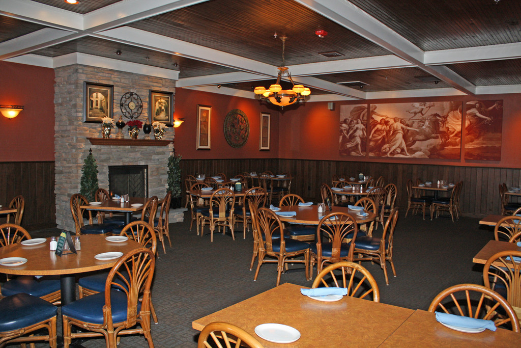 A South County favorite since 1996, Arturo Joe’s is a full-service restaurant that includes a martini lounge and private function room. They feature Italian food ranging from bruschetta and wood grilled pizzas to pastas, veal and fish dishes, along with an extensive wine and cocktail list. Gluten free menu available.