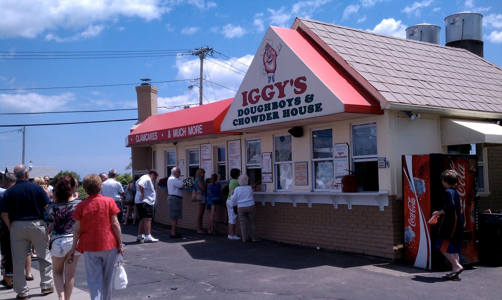 Iggy’s is a true RI tradition; one that conjures up both sweet dreams of sugar laden (and award-winning) doughboys, and mouth-watering visions of piping-hot clamcakes. Full menu for lunch, dinner and snacking... and remember – it’s always summer at Iggy’s. Also make sure to visit their Warwick location.